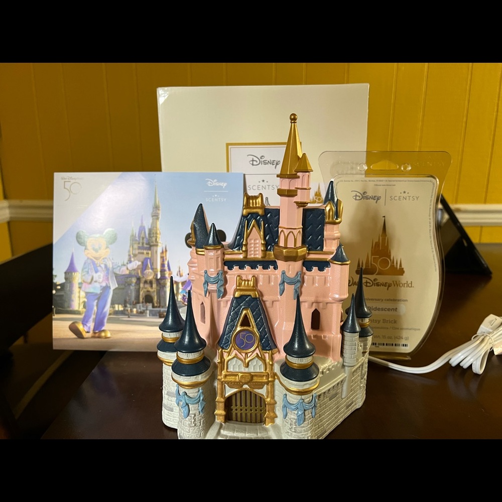 Scentsy Disney World 50th Anniversary Warmer and Wax Bar. BNIB Never Used